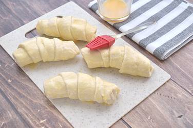 В маленькой ёмкости смешиваем куриный желток с чайной ложкой молока