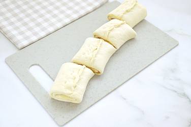 Получившийся рулет разрезаем на 4 кусочка