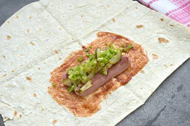 Маринованный огурец нарезаем тонкими брусочками или соломкой