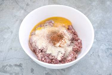 По вкусу солим ингредиенты и добавляем желаемые молотые специи