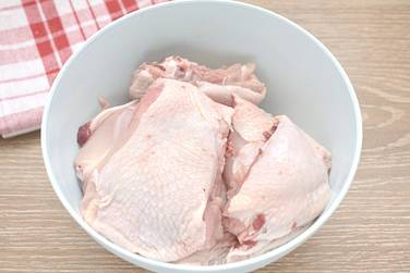Крупные куриные бёдрышки разрезаем (разрубаем) пополам