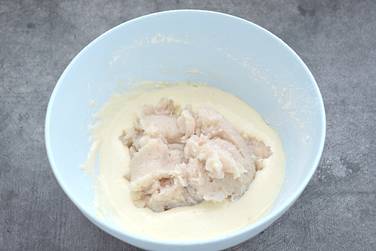 В тесто, которое у нас получилось, перекладываем приготовленный куриный фарш