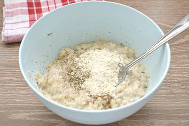 Далее всыпаем муку, солим по вкусу и перчим, можно добавить своих любимых специй или приправ