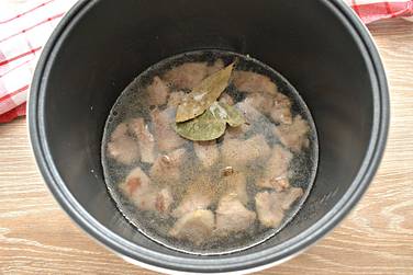 Добавляем к мясу лавровые листы, по вкусу солим и перчим
