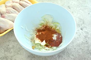 Далее всыпаем к ингредиентам молотую паприку и по вкусу солим