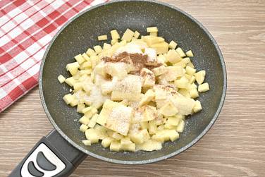 По своему вкусу ингредиенты начинки посыпаем сахаром и молотой пряной корицей