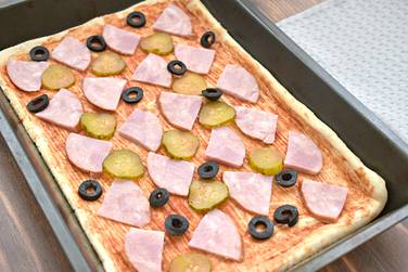 Маринованный огурчик нарезаем тонкими колечками