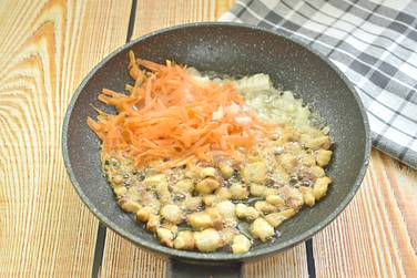 Репчатый лук нарезаем маленькими кусочками, морковку натираем