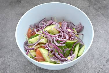 Красный лук измельчаем тонкими полукольцами