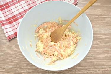 Между собой компоненты салата перемешиваем, по вкусу солим