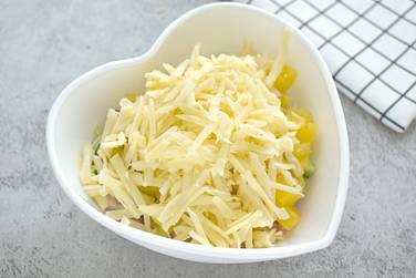 На очереди — твёрдый сыр, его тоже можно нарезать кубиками, но я предпочитаю его измельчить с помощью крупной тёрки