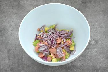 Красный лук измельчаем тонкими полосками или полукольцами