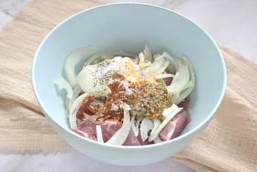 Следом отправляем к ингредиентам соль по вкусу и указанные специи