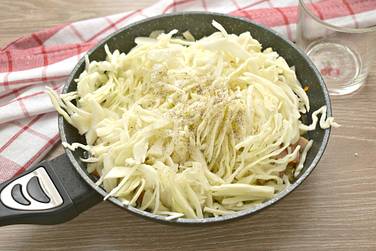 Ингредиенты по вкусу солим, перчим, перемешиваем, прогреваем минуту и добавляем кипячёную воду