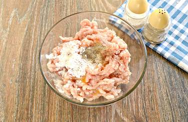 Состав фарша солим на свой вкус, кидаем пару щепоток молотой специи