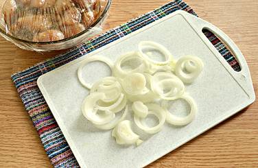 Луковицу, очищенную от шелухи, измельчаем для шашлыка в форме колец