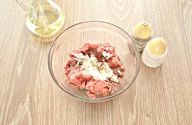 В миску выкладываем размороженный мясной фарш
