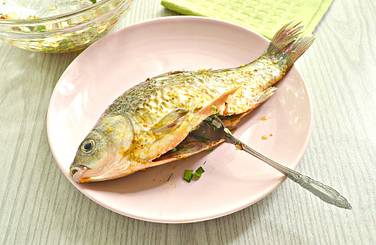 Брюшки карася заполняем луковой начинкой