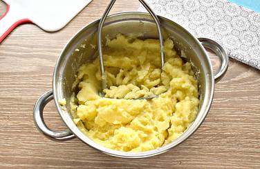 Из мультиварки картофельную массу перекладываем в кастрюлю и с помощью миксера или обычной толкушки делаем пюре
