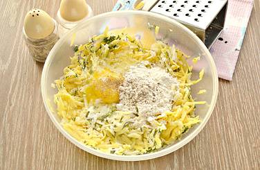 Кидаем в миску по вкусу соль и чёрный молотый перец