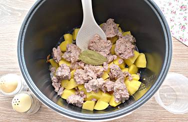 Содержимое в чаше мультиварки на свой вкус солим, приправляем молотым перчиком
