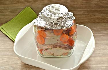 Для приготовления курицы в банке нам потребуется форма для запекания, которую мы наполняем водой, а потом уже ставим в неё банку