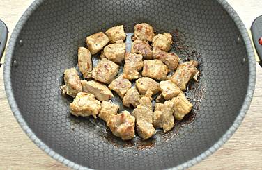 На сковороду выливаем растительное масло