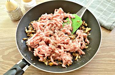 Содержимое на сковороде солим на свой вкус, сдабриваем чёрным молотым перцем