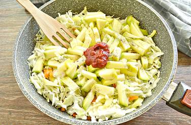 Овощной состав рагу по вкусу солим и перчим