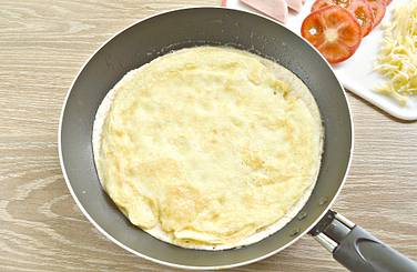 Сковороду накрываем крышкой