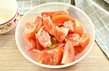Маринад с пикантной ноткой, который мы сделали, выливаем к помидорной нарезке