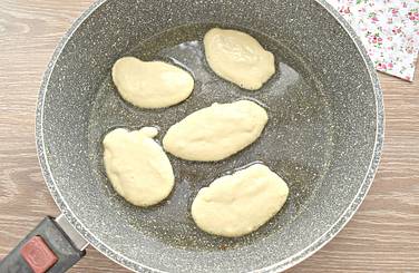 На сковороду вливаем растительное масло и ждём, пока оно прогреется