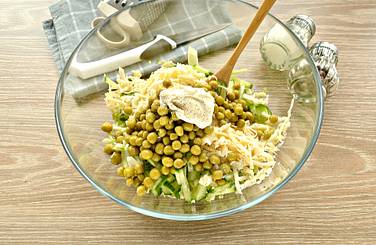 Ингредиенты салата на свой вкус подсаливаем, перчим