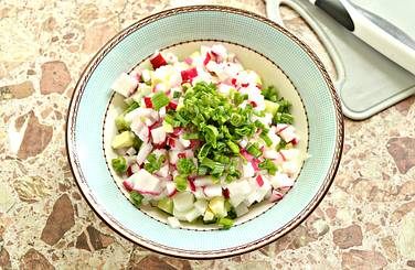 Перья зелёного лука шинкуем колечками