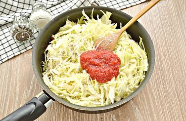 Содержимое на сковороде солим по вкусу, сдабриваем молотым чёрным перчиком