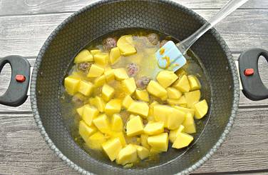 Содержимое заливаем тёплой кипячёной водой так, чтобы она покрыла картошку, но не полностью