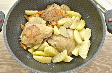 Содержимое на сковороде перчим, солим по вкусу
