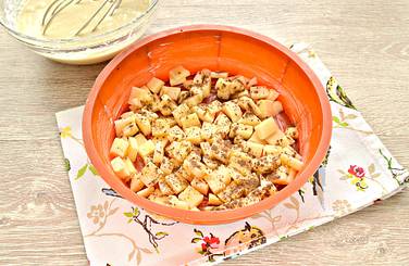 Форму для выпечки смазываем кусочком сливочного масла
