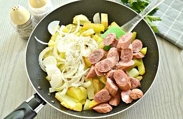 По вкусу содержимое на сковороде солим, сдабриваем чёрным молотым перцем