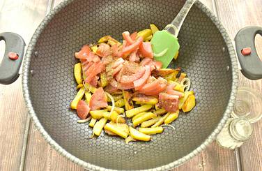 Состав картофельного блюда на свой вкус солим