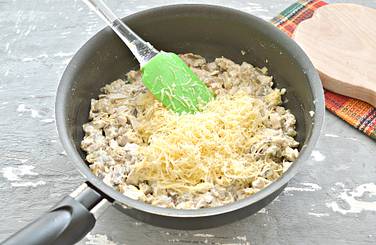 Компоненты жульена на свой вкус солим и перчим