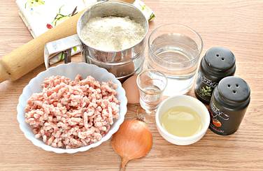 Для домашних чебуреков с мясной начинкой подготавливаем нужные продукты по списку