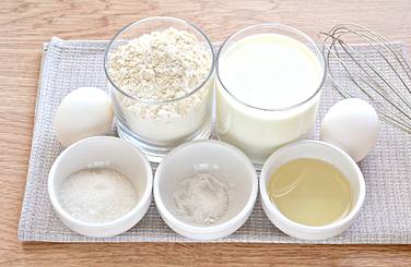 Отмеряем нужные продукты для домашних блинков