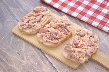 Хорошо перемешиваем копчёные сосиски с сыром, кетчупом и майонезом