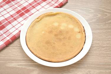 Смазываем сковороду растительным маслом и начинаем печь тонкие блинчики примерно по 40-45 секунд с каждой стороны