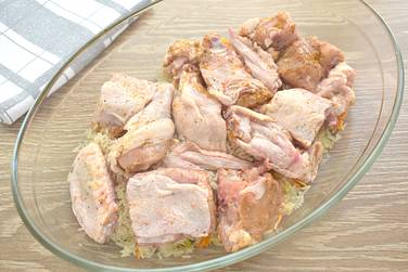 Добавляем кусочки курицы