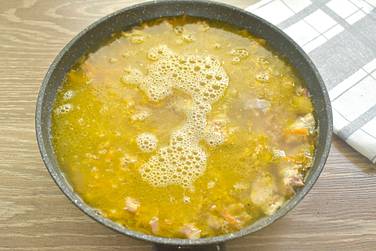 Содержимое на сковороде на свой вкус солим и сдабриваем чёрным молотым перцем или своими любимыми специями