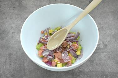 По вкусу салат солим и сдабриваем молотыми специями