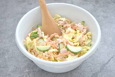Наш салат с копчёной курицей, пекинской капустой, свежим огурцом и морковкой по-корейски заправляем майонезом и по вкусу солим