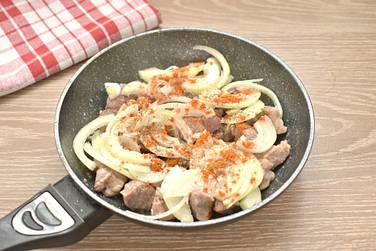 Мясо по вкусу солим, перчим, сдабриваем молотой паприкой